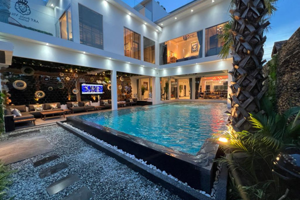 Spacious 8-bedroom villa with an excellent location. Green residence village