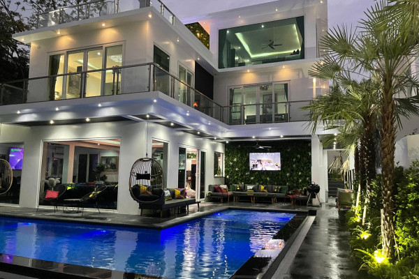 New luxury 8 bedroom Pool Villa. Palm Oasis village