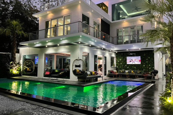 New luxury 8 bedroom Pool Villa. Palm Oasis village