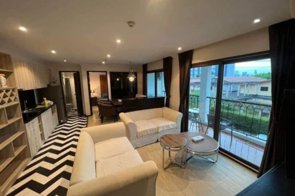 2 Bedrooms a few steps from Jomtien Beach.  Venetian Signature Condo Resort. Year contract